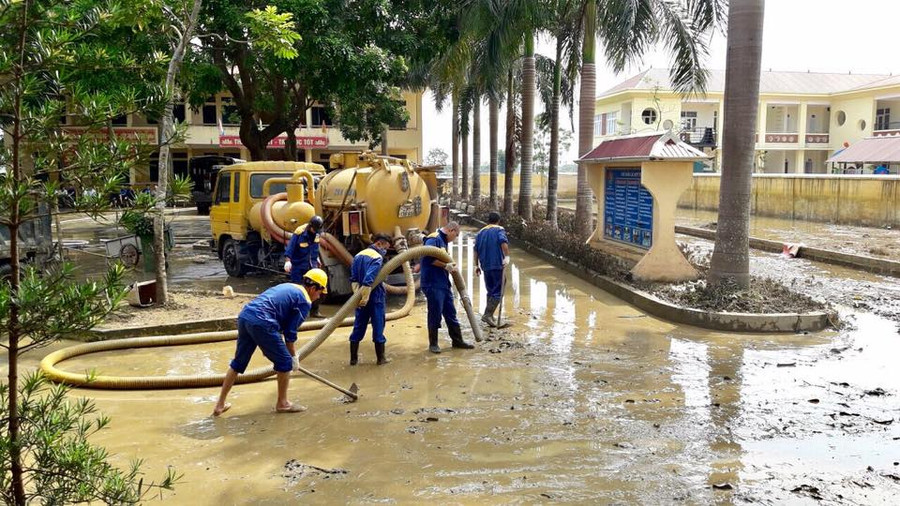 Các thầy cô được sự hỗ trợ của các lực lượng chức năng tiến hành tổng vệ sinh sân trường Các thầy cô được sự hỗ trợ của các lực lượng chức năng tiến hành tổng vệ sinh sân trường