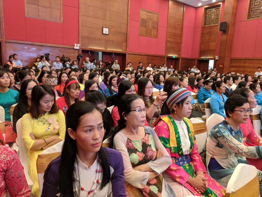 Các đại biểu dự buổi lễ Các đại biểu dự buổi lễ