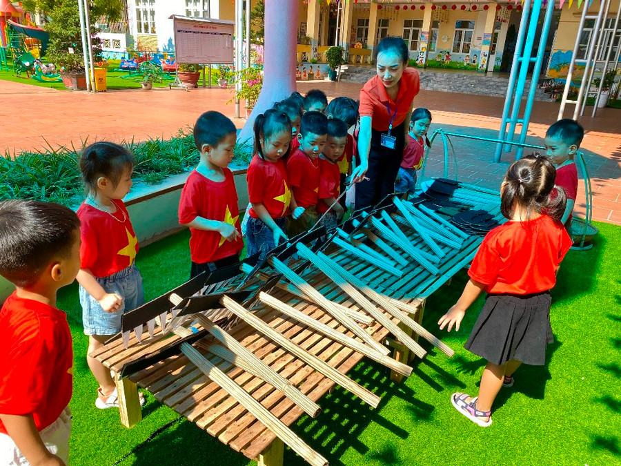 Tiết học sử dụng nguyên vật liệu “mở” tại Trường Mầm non Hạ Long. Tiết học sử dụng nguyên vật liệu “mở” tại Trường Mầm non Hạ Long.