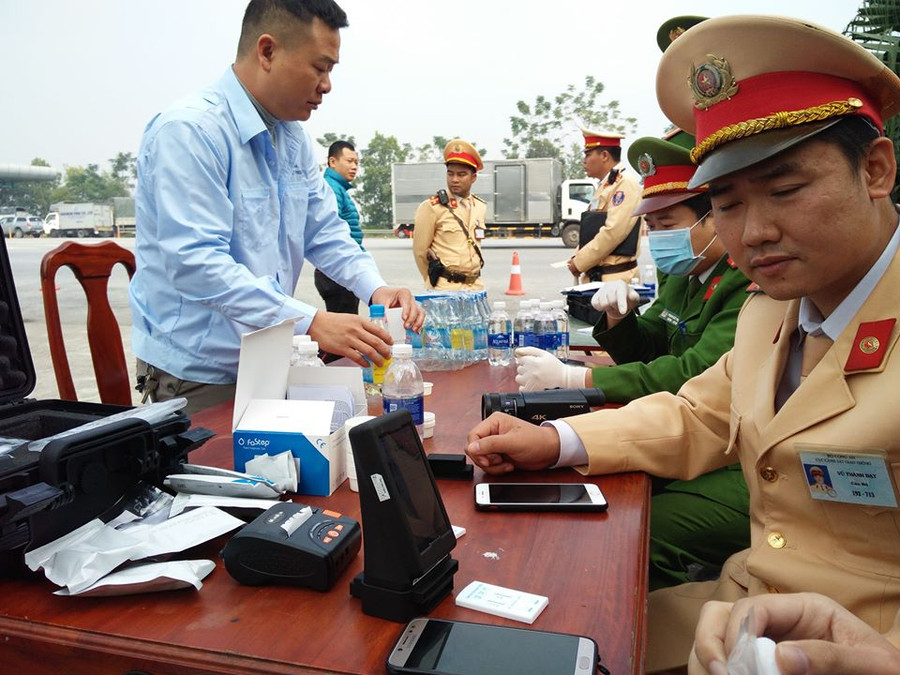 Cục CSGT đã đưa vào sử dụng thiết bị phát hiện ma túy mới rất hiện đại cho kết quả ngay sau khi test. Cục CSGT đã đưa vào sử dụng thiết bị phát hiện ma túy mới rất hiện đại cho kết quả ngay sau khi test.