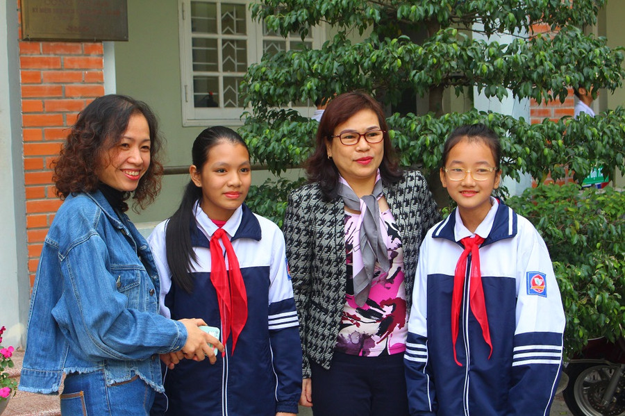 Cô Hiệu trưởng Trường THCS Gia Thụy - Nguyễn Thị Hồng Thanh (bên phải ảnh) và cô Trần Thị Huệ Chi - giáo viên chủ nhiệm lớp 6A3 bày tỏ niềm vui, tự hào về hành động của 2 em. Cô Hiệu trưởng Trường THCS Gia Thụy - Nguyễn Thị Hồng Thanh (bên phải ảnh) và cô Trần Thị Huệ Chi - giáo viên chủ nhiệm lớp 6A3 bày tỏ niềm vui, tự hào về hành động của 2 em.