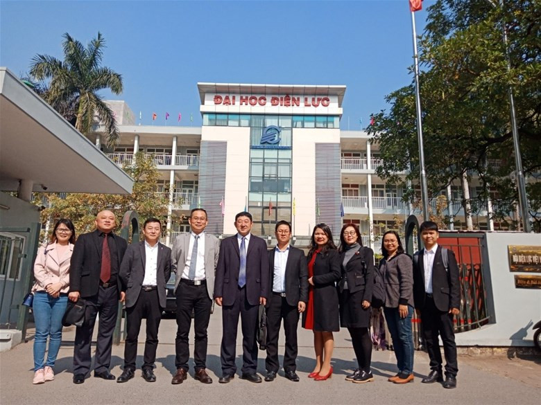 Đại diện lãnh đạo trường ĐH KHKTĐT Quế Lâm (Trung Quốc) và Trường ĐH Điện lực chụp ảnh lưu niệm.