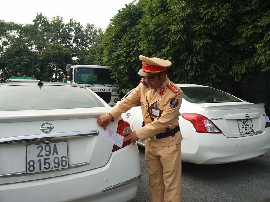 Lực lượng chức năng tiến hành xử lý phương tiện vi phạm. Lực lượng chức năng tiến hành xử lý phương tiện vi phạm.