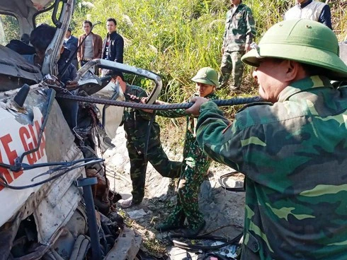 Lực lượng chức năng khắc phục tai nạn và giải cứu người gặp nạn.