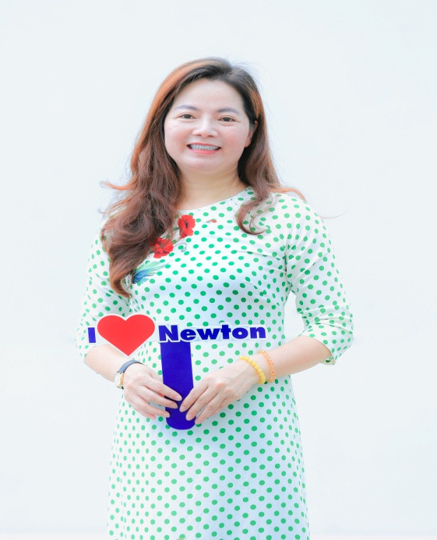 Ths. Thạc Thị Mai Hương - Hiệu trưởng Trường Tiểu học Newton Goldmark. Ths. Thạc Thị Mai Hương - Hiệu trưởng Trường Tiểu học Newton Goldmark.