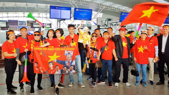 Nhiều cổ động viên với băng rôn, cờ Tổ quốc, kèn, trống…chờ đón các VĐV.