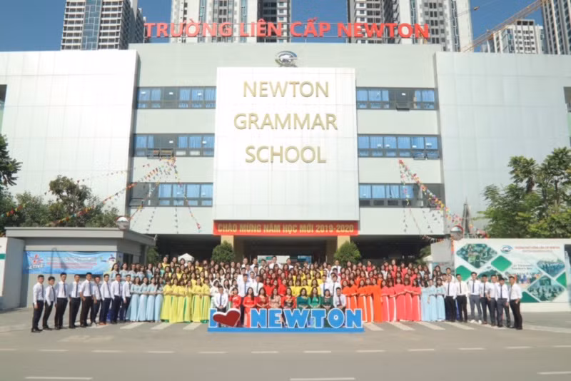 Ảnh tập thể Trường Liên cấp Newton (Cấp TH-THCS-THPT) cô Thạc Thị Mai Hương – Hiệu trưởng Tiểu học (mặc áo xanh).
