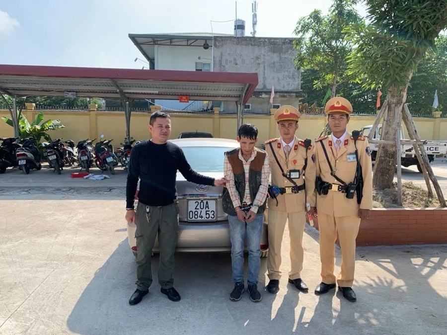 Lái xe là Lương Quang Hiền và tang vật tại cơ quan công an.