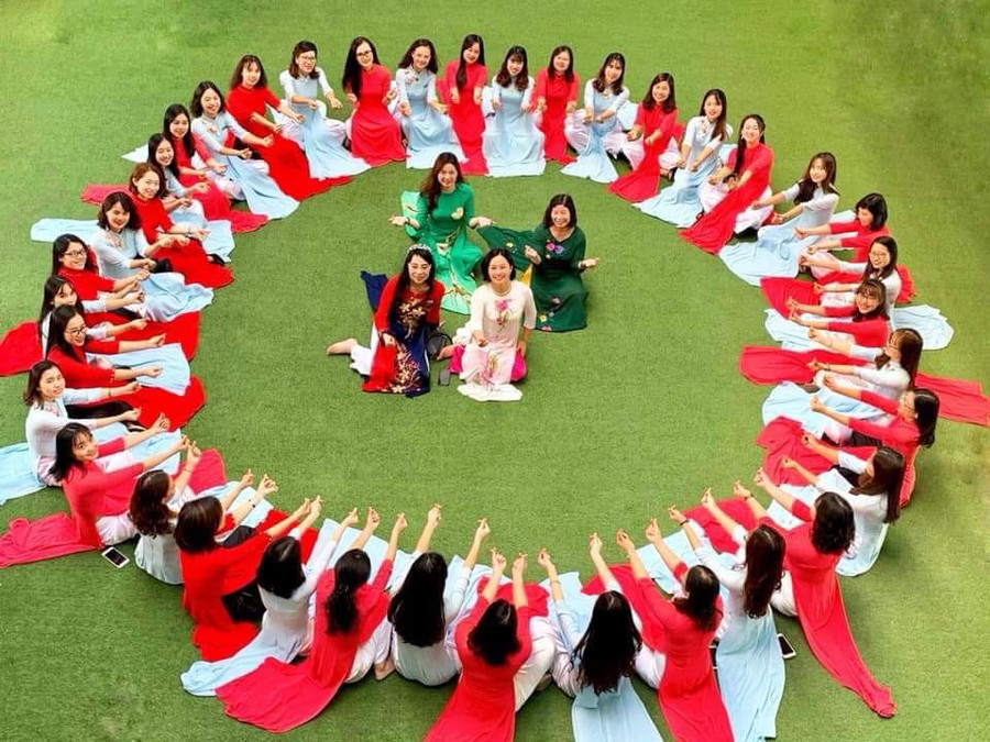 Ths. Thạc Thị Mai Hương - Hiệu trưởng Trường Tiểu học Newton Goldmark (áo xanh) chụp ảnh cùng tập thể giáo viên. Ths. Thạc Thị Mai Hương - Hiệu trưởng Trường Tiểu học Newton Goldmark (áo xanh) chụp ảnh cùng tập thể giáo viên.