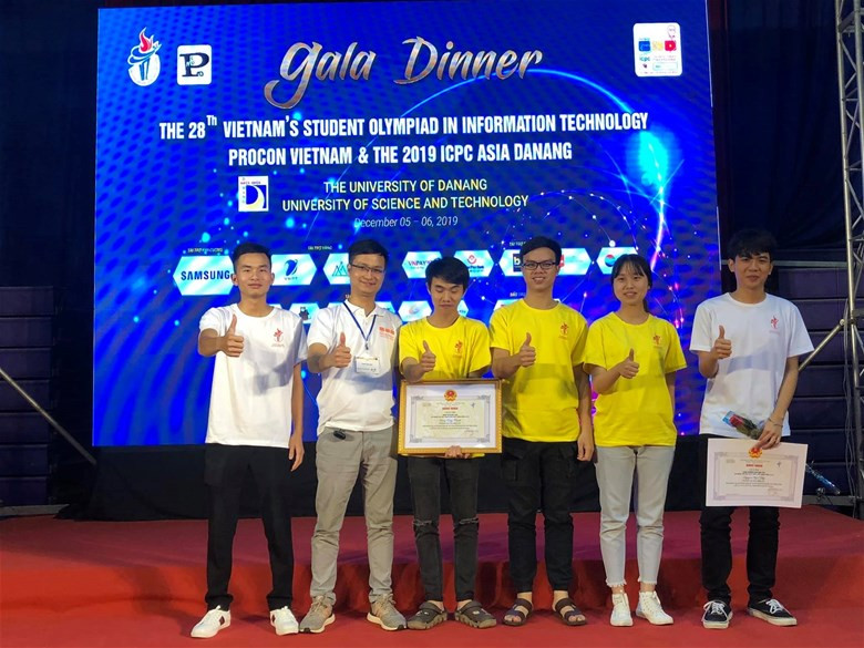 Sinh viên Đại học Điện lực chia sẻ niềm vui tại kỳ thi. Sinh viên Đại học Điện lực chia sẻ niềm vui tại kỳ thi.