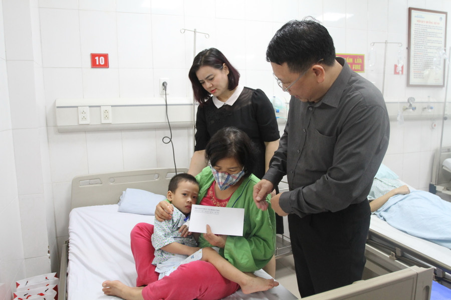 Ông Trần Văn Đạt hỏi thăm và trao quà cho cháu bé nằm viện hiện đang học trường mầm non tại quận Thanh Xuân.