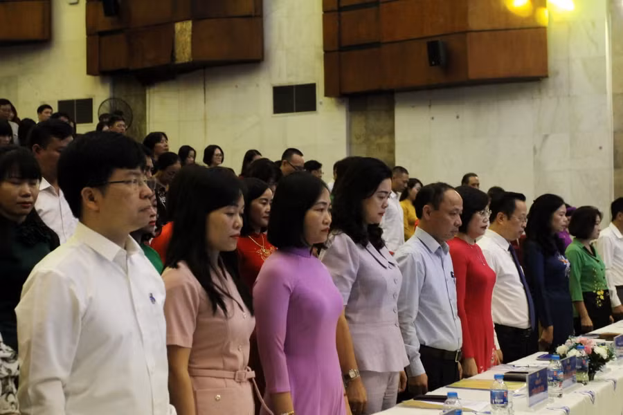 Các đại biểu mặc niệm nạn nhân vụ cháy. Các đại biểu mặc niệm nạn nhân vụ cháy.