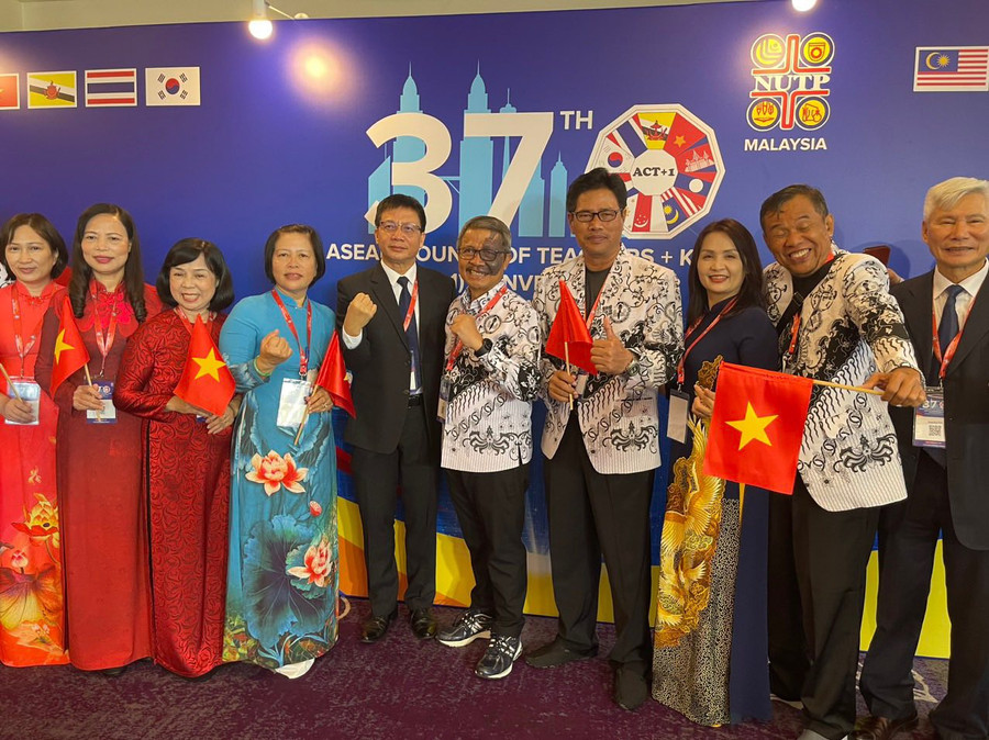 Đoàn Việt Nam giao lưu với các đoàn quốc tế.