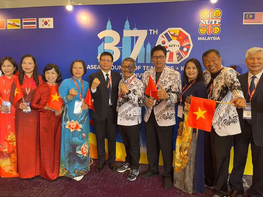 Đoàn Việt Nam giao lưu với các đoàn quốc tế.