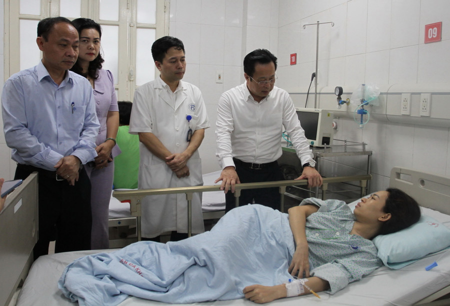 Lãnh đạo Sở GD&ĐT hỏi thăm sức khỏe cô giáo Đặng Thị Hải Yến. Lãnh đạo Sở GD&ĐT hỏi thăm sức khỏe cô giáo Đặng Thị Hải Yến.
