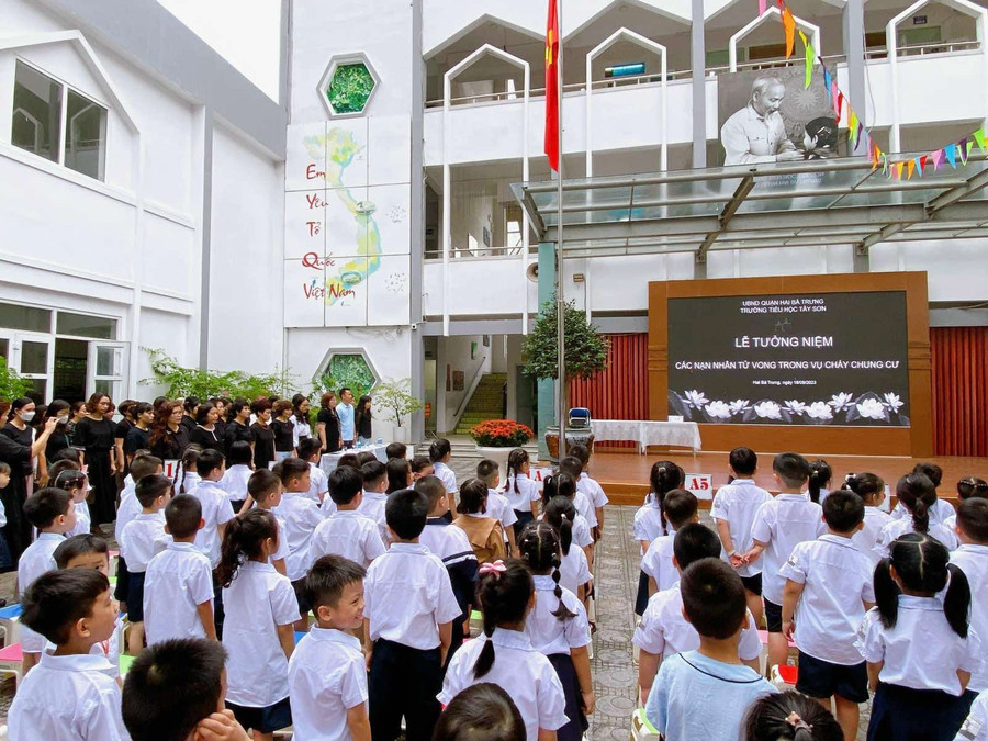 Lễ tưởng niệm nạn nhân vụ cháy diễn ra tại tất cả các trường học trên địa bàn thành phố Hà Nội. Lễ tưởng niệm nạn nhân vụ cháy diễn ra tại tất cả các trường học trên địa bàn thành phố Hà Nội.