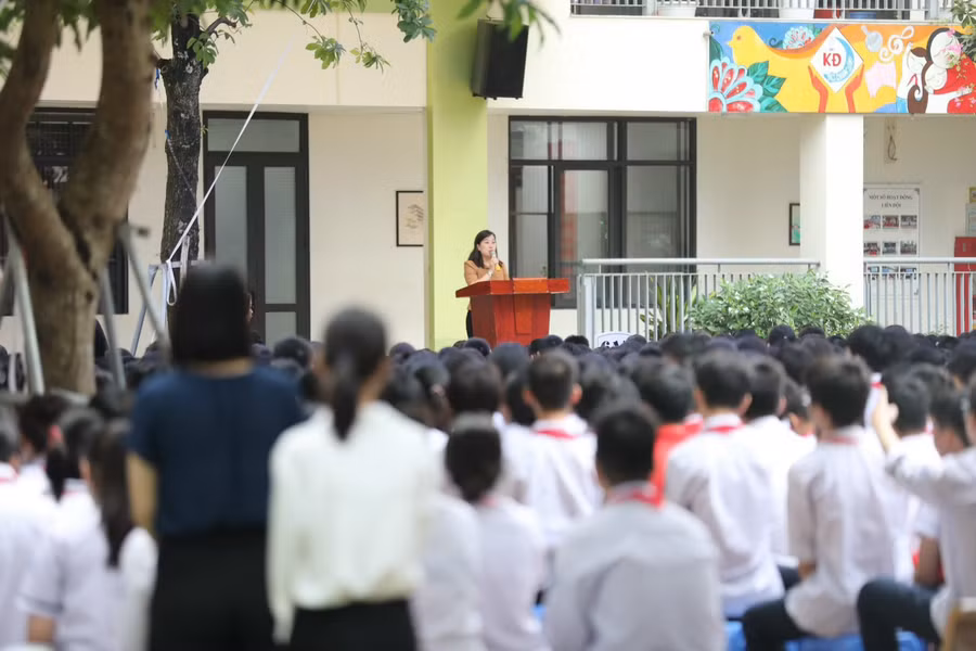 Giáo viên, học sinh Trường THCS Khương Đình tưởng niệm nạn nhân vụ cháy.