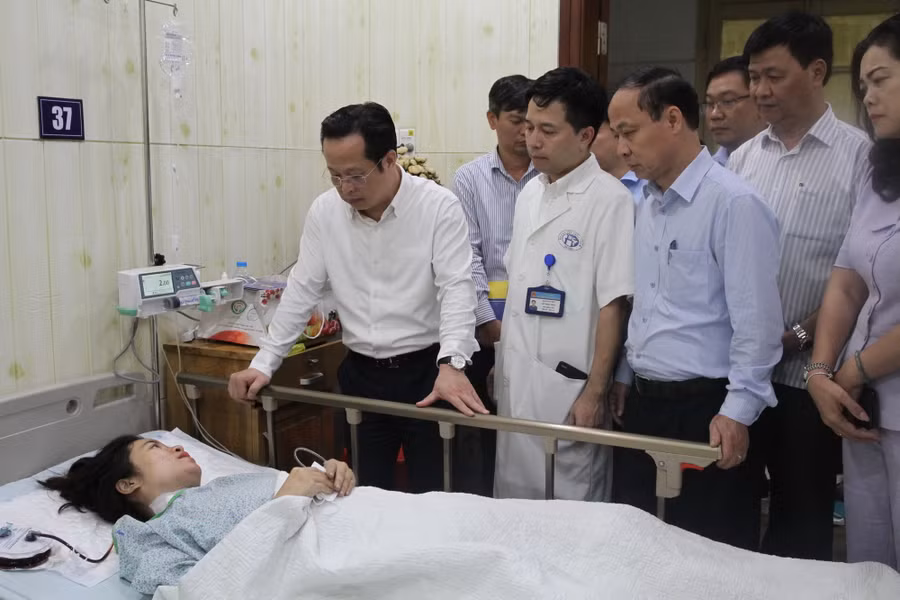 Lãnh đạo Sở GD&ĐT hỏi thăm sức khỏe cô giáo Trần Thị Thanh Hương. Lãnh đạo Sở GD&ĐT hỏi thăm sức khỏe cô giáo Trần Thị Thanh Hương.