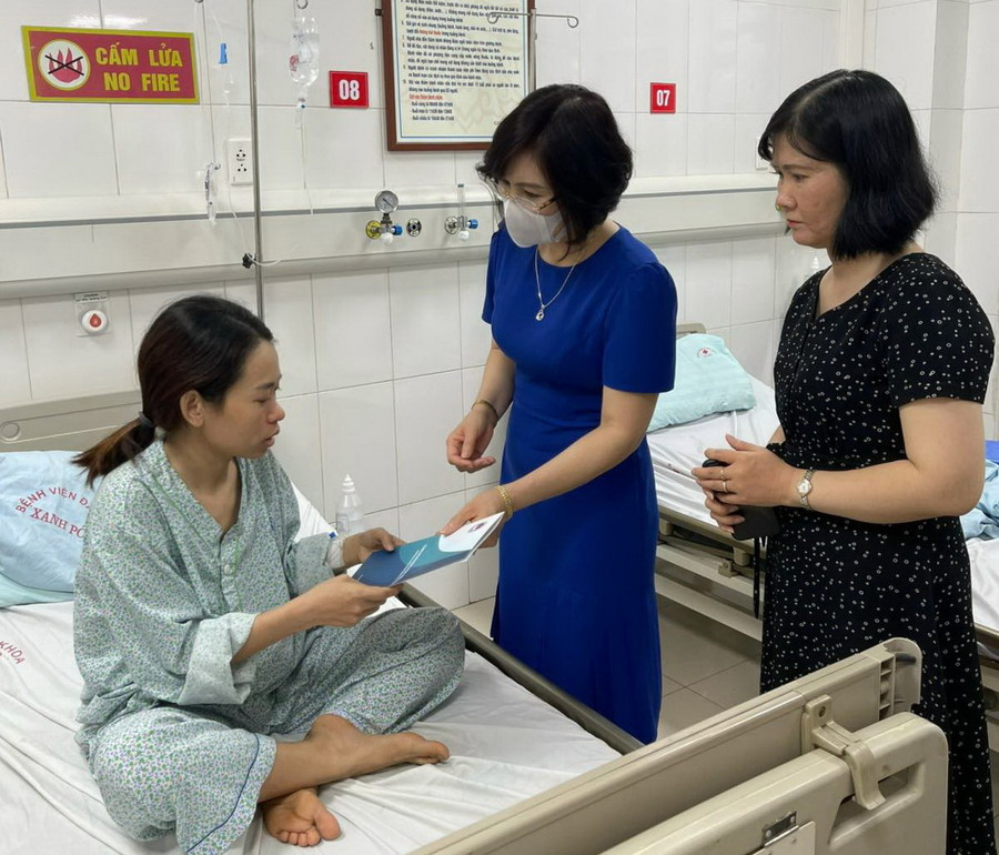 Bà Đặng Hoàng Anh trao phần hỗ trợ của Công đoàn Giáo dục Việt Nam cho cô giáo Đặng Thị Hải Yến.