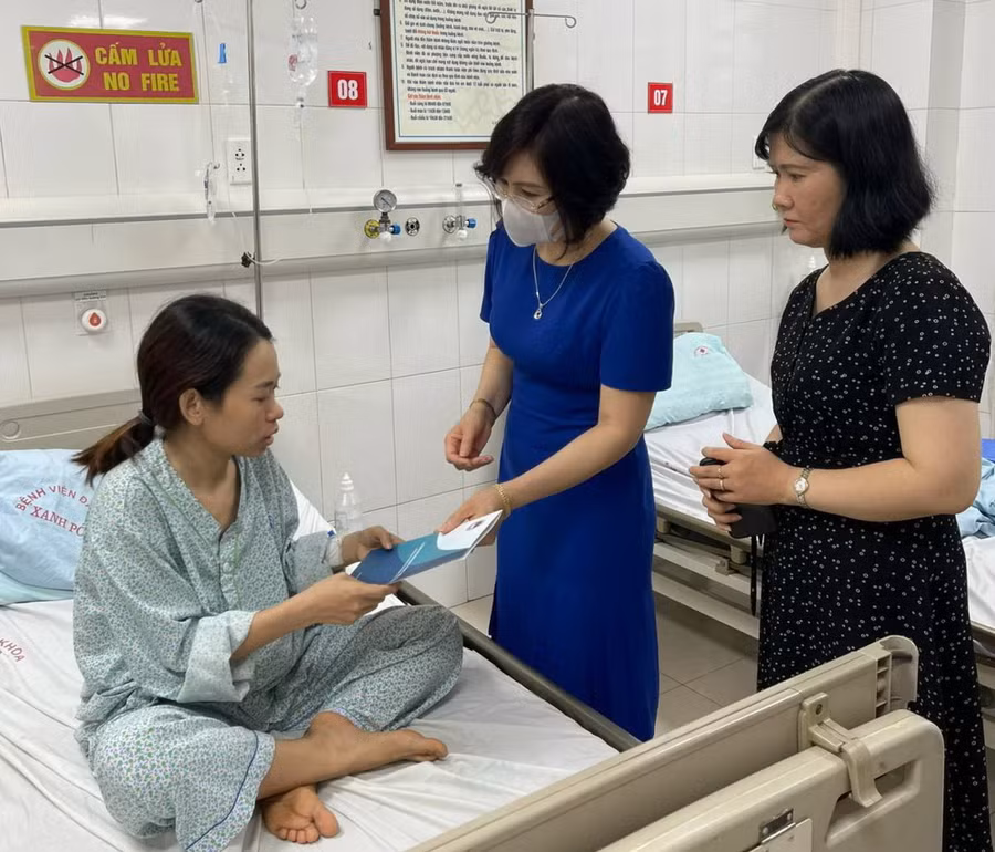 Bà Đặng Hoàng Anh trao phần hỗ trợ của Công đoàn Giáo dục Việt Nam cho cô giáo Đặng Thị Hải Yến.