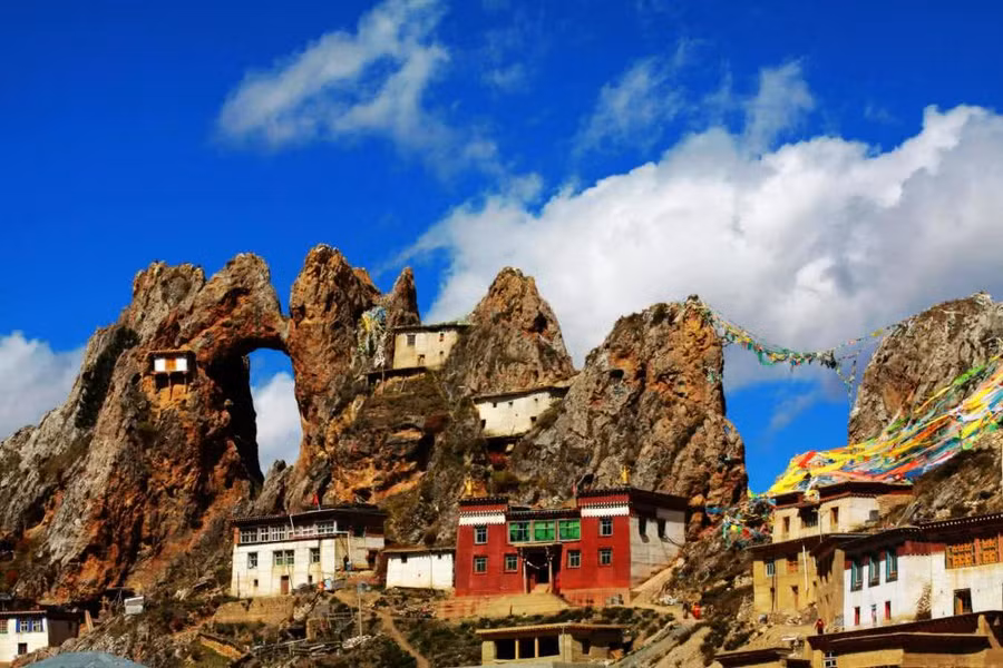 Ngôi đền bí ẩn trên núi cao ở Tây Tạng.