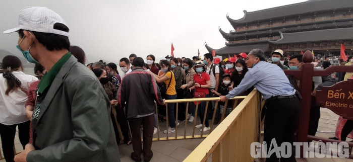 Nghìn người đổ về trong ngày cuối tuần, chùa Tam Chúc nguy cơ 