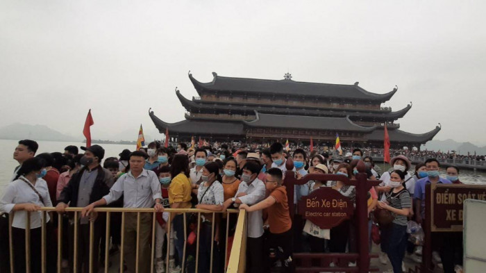 Nghìn người đổ về trong ngày cuối tuần, chùa Tam Chúc nguy cơ 