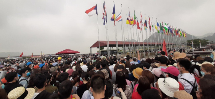 Nghìn người đổ về trong ngày cuối tuần, chùa Tam Chúc nguy cơ 