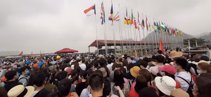 Nghìn người đổ về trong ngày cuối tuần, chùa Tam Chúc nguy cơ 