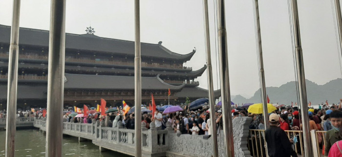 Nghìn người đổ về trong ngày cuối tuần, chùa Tam Chúc nguy cơ 