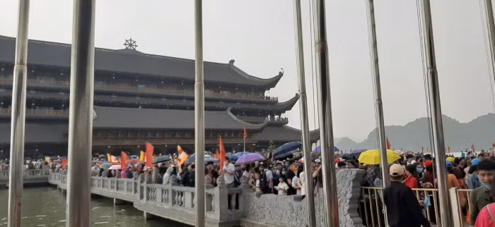 Nghìn người đổ về trong ngày cuối tuần, chùa Tam Chúc nguy cơ 