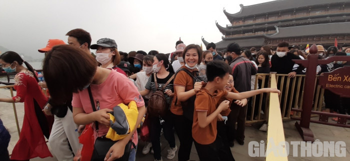 Nghìn người đổ về trong ngày cuối tuần, chùa Tam Chúc nguy cơ 