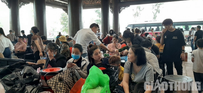 Nghìn người đổ về trong ngày cuối tuần, chùa Tam Chúc nguy cơ 