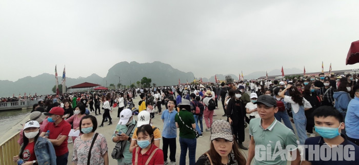 Nghìn người đổ về trong ngày cuối tuần, chùa Tam Chúc nguy cơ 