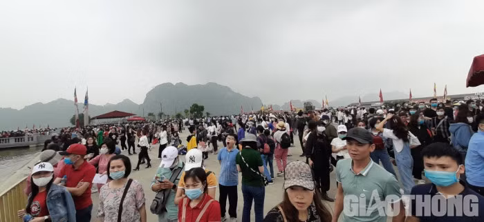 Nghìn người đổ về trong ngày cuối tuần, chùa Tam Chúc nguy cơ 