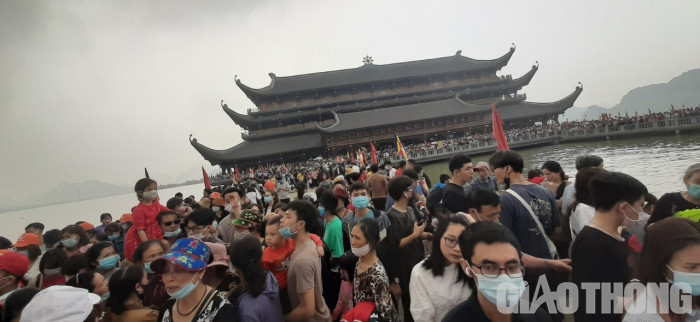 Nghìn người đổ về trong ngày cuối tuần, chùa Tam Chúc nguy cơ 