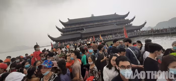 Nghìn người đổ về trong ngày cuối tuần, chùa Tam Chúc nguy cơ 