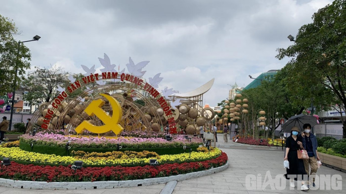 Khách tham quan đường hoa Nguyễn Huệ phải đo thân nhiệt, giãn cách 1m ảnh 8 Khách tham quan đường hoa Nguyễn Huệ phải đo thân nhiệt, giãn cách 1m 8