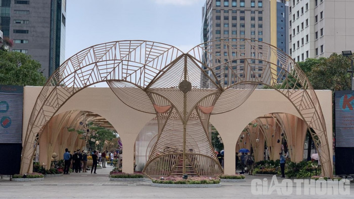 Khách tham quan đường hoa Nguyễn Huệ phải đo thân nhiệt, giãn cách 1m ảnh 2 Khách tham quan đường hoa Nguyễn Huệ phải đo thân nhiệt, giãn cách 1m 2