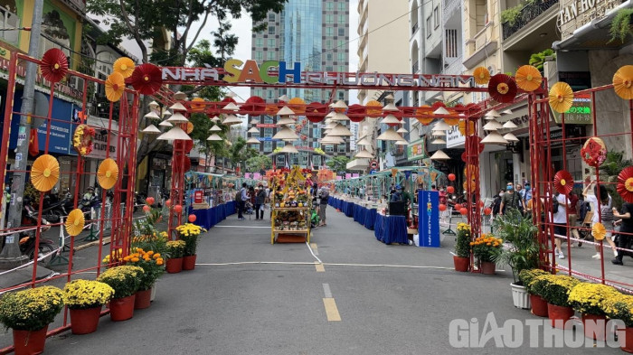 Khách tham quan đường hoa Nguyễn Huệ phải đo thân nhiệt, giãn cách 1m ảnh 12 Khách tham quan đường hoa Nguyễn Huệ phải đo thân nhiệt, giãn cách 1m 12