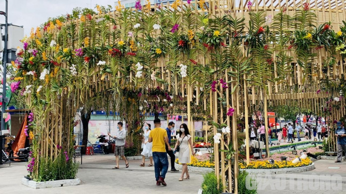 Khách tham quan đường hoa Nguyễn Huệ phải đo thân nhiệt, giãn cách 1m ảnh 4 Khách tham quan đường hoa Nguyễn Huệ phải đo thân nhiệt, giãn cách 1m 4