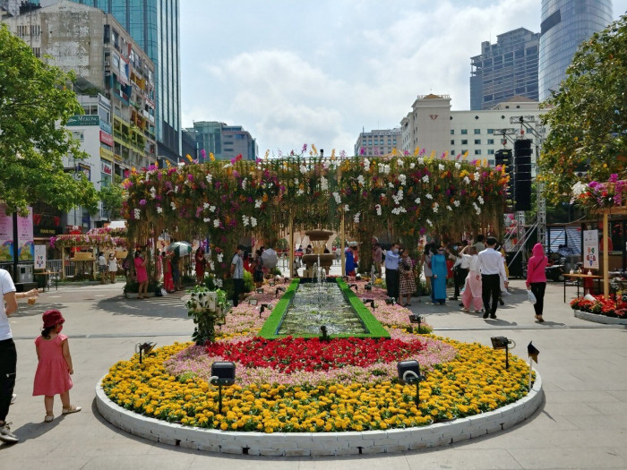 Khách tham quan đường hoa Nguyễn Huệ phải đo thân nhiệt, giãn cách 1m ảnh 7 Khách tham quan đường hoa Nguyễn Huệ phải đo thân nhiệt, giãn cách 1m 7