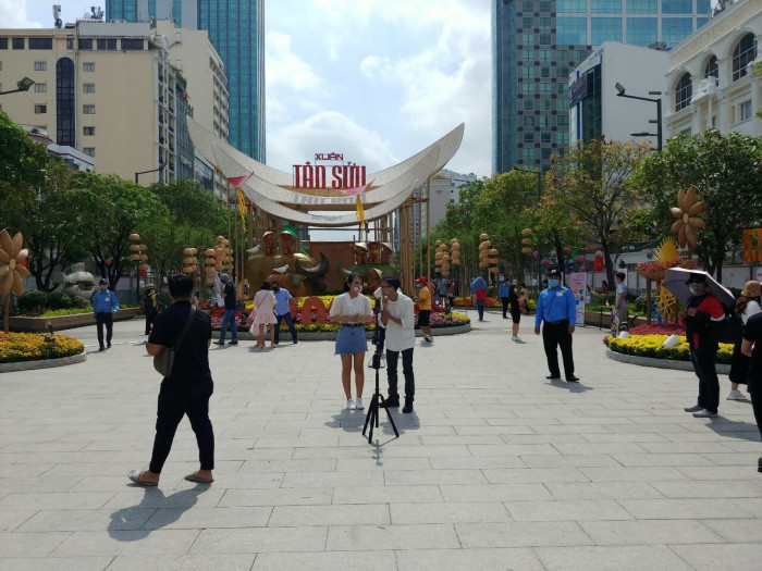 Khách tham quan đường hoa Nguyễn Huệ phải đo thân nhiệt, giãn cách 1m ảnh 1 Khách tham quan đường hoa Nguyễn Huệ phải đo thân nhiệt, giãn cách 1m 1