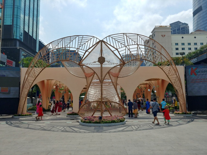 Khách tham quan đường hoa Nguyễn Huệ phải đo thân nhiệt, giãn cách 1m ảnh 6 Khách tham quan đường hoa Nguyễn Huệ phải đo thân nhiệt, giãn cách 1m 6