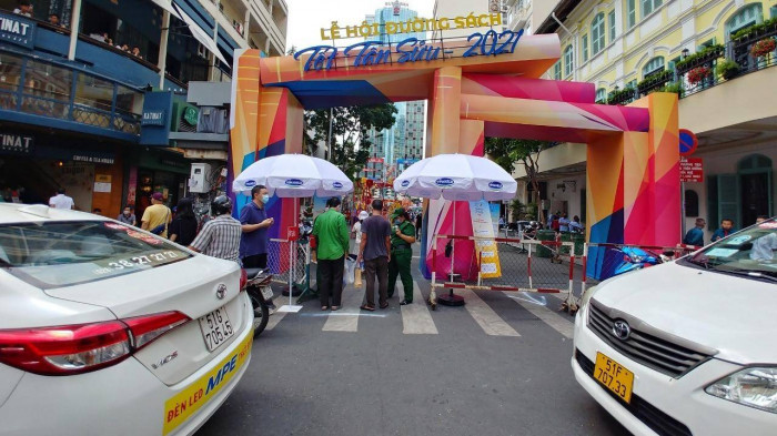 Khách tham quan đường hoa Nguyễn Huệ phải đo thân nhiệt, giãn cách 1m ảnh 10 Khách tham quan đường hoa Nguyễn Huệ phải đo thân nhiệt, giãn cách 1m 10