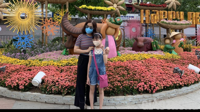 Khách tham quan đường hoa Nguyễn Huệ phải đo thân nhiệt, giãn cách 1m ảnh 3 Khách tham quan đường hoa Nguyễn Huệ phải đo thân nhiệt, giãn cách 1m 3