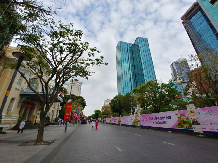 Khách tham quan đường hoa Nguyễn Huệ phải đo thân nhiệt, giãn cách 1m ảnh 11 Khách tham quan đường hoa Nguyễn Huệ phải đo thân nhiệt, giãn cách 1m 11