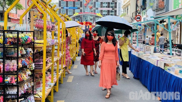 Khách tham quan đường hoa Nguyễn Huệ phải đo thân nhiệt, giãn cách 1m ảnh 9 Khách tham quan đường hoa Nguyễn Huệ phải đo thân nhiệt, giãn cách 1m 9