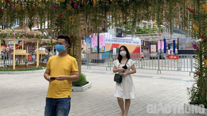 Khách tham quan đường hoa Nguyễn Huệ phải đo thân nhiệt, giãn cách 1m ảnh 5 Khách tham quan đường hoa Nguyễn Huệ phải đo thân nhiệt, giãn cách 1m 5
