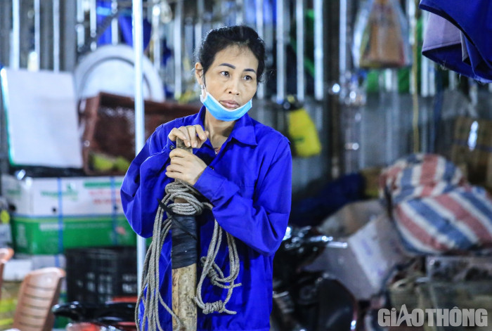 Ước mong lấy công việc làm quà 8/3 của những nữ "cửu vạn" chợ Long Biên ảnh 6 Ước mong lấy công việc làm quà 8/3 của những nữ "cửu vạn" chợ long biên